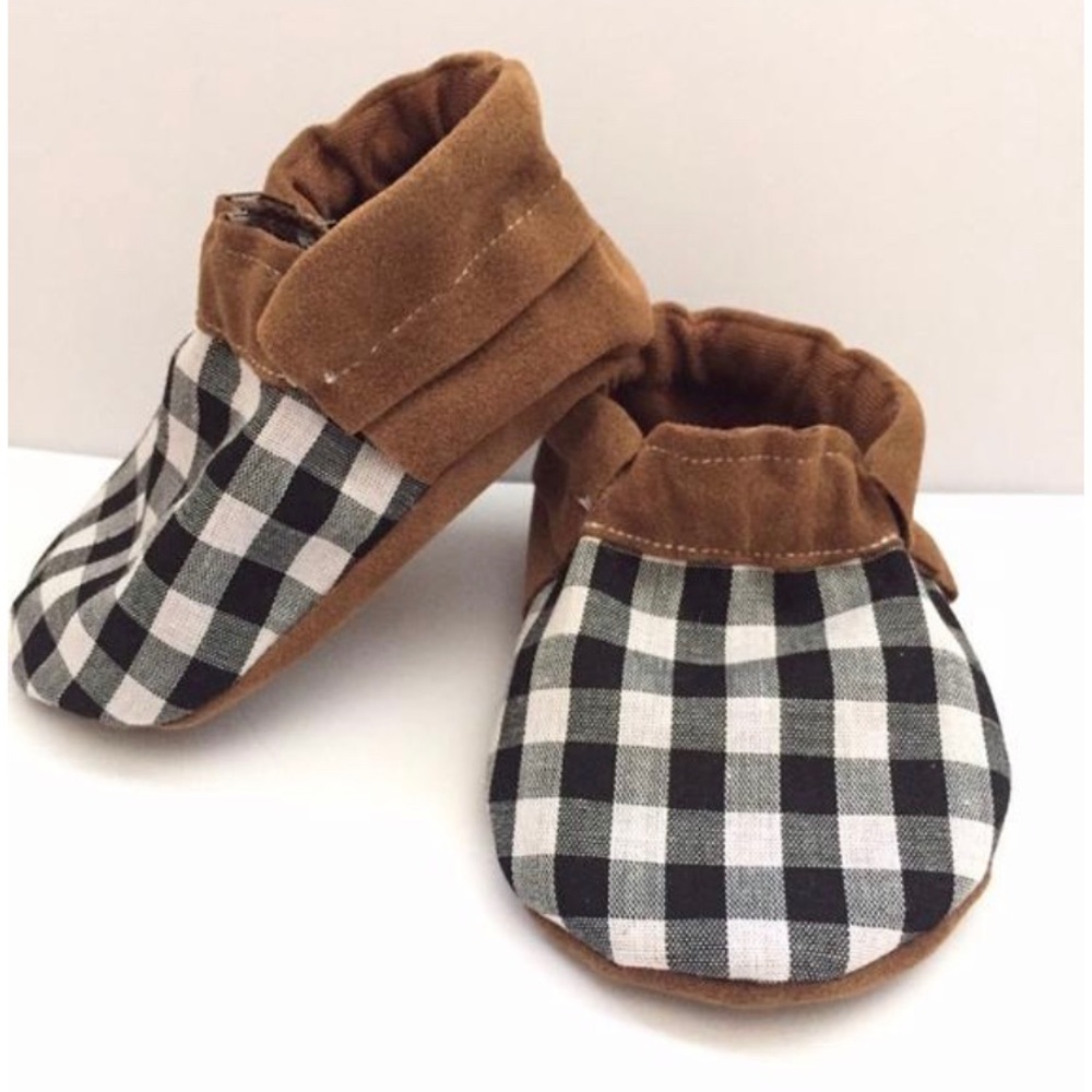 Checkered baby moccasins